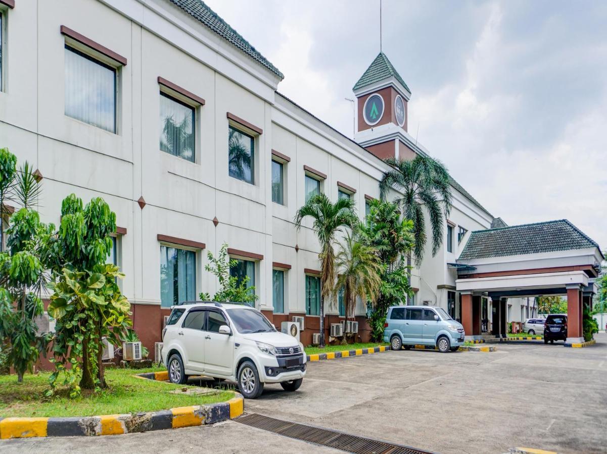 Townhouse Oak Hotel Grand Cikarang Luaran gambar