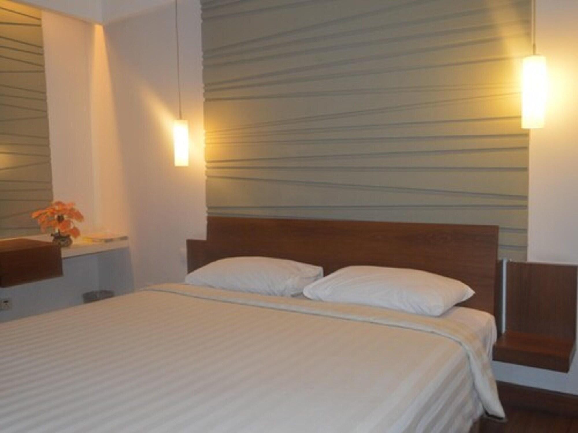 Townhouse Oak Hotel Grand Cikarang Luaran gambar