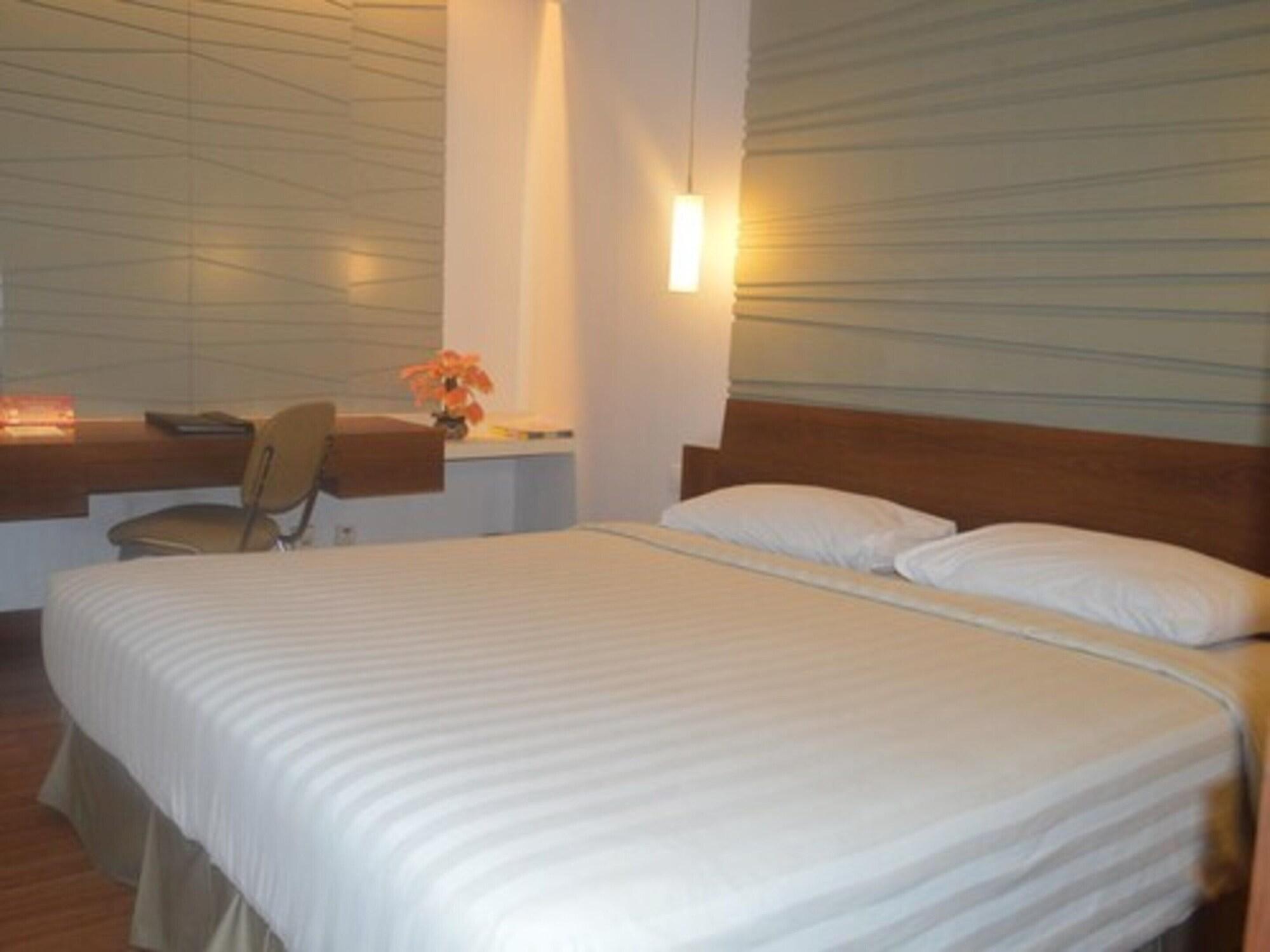 Townhouse Oak Hotel Grand Cikarang Luaran gambar